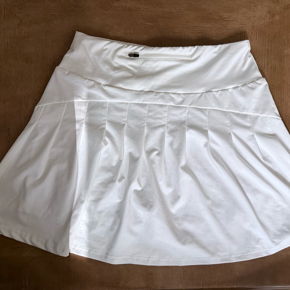 White Yidartin Athletic Skirt/Shorts. - Picture 6 of 6